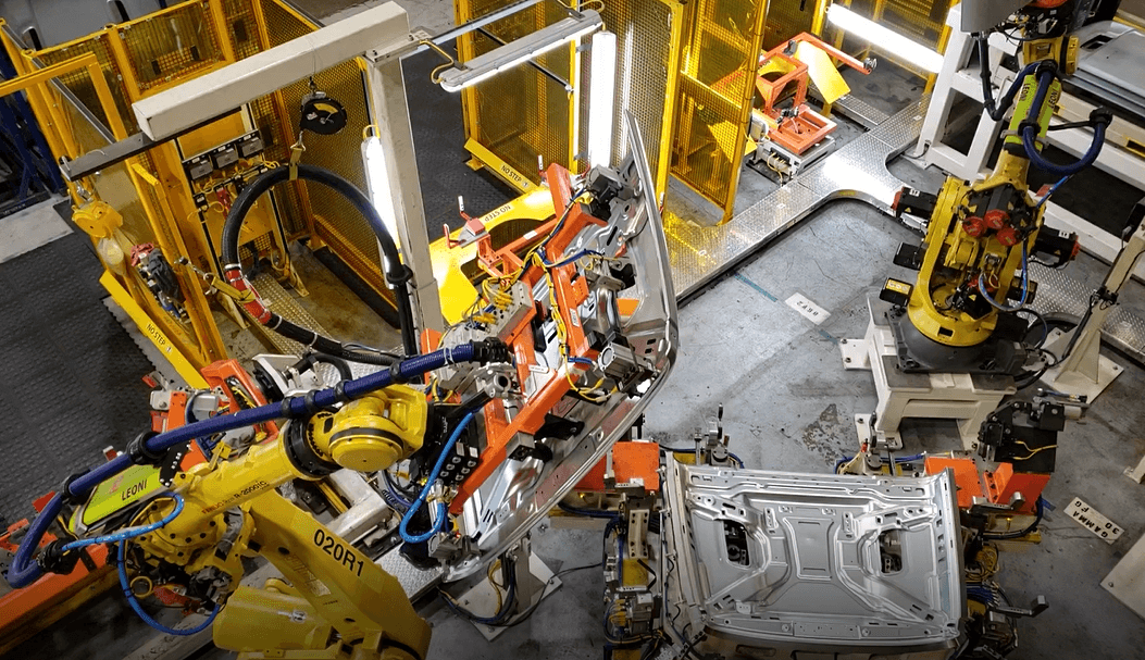 Multi-robot weld cell in production on the shop floor