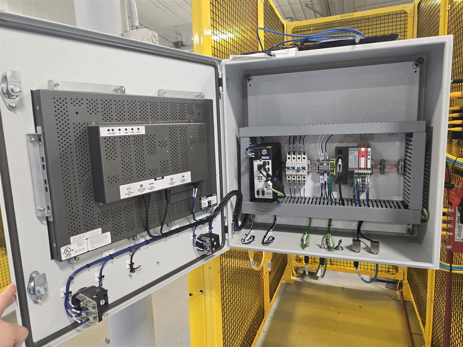 Dual-bay HMI panel field installation