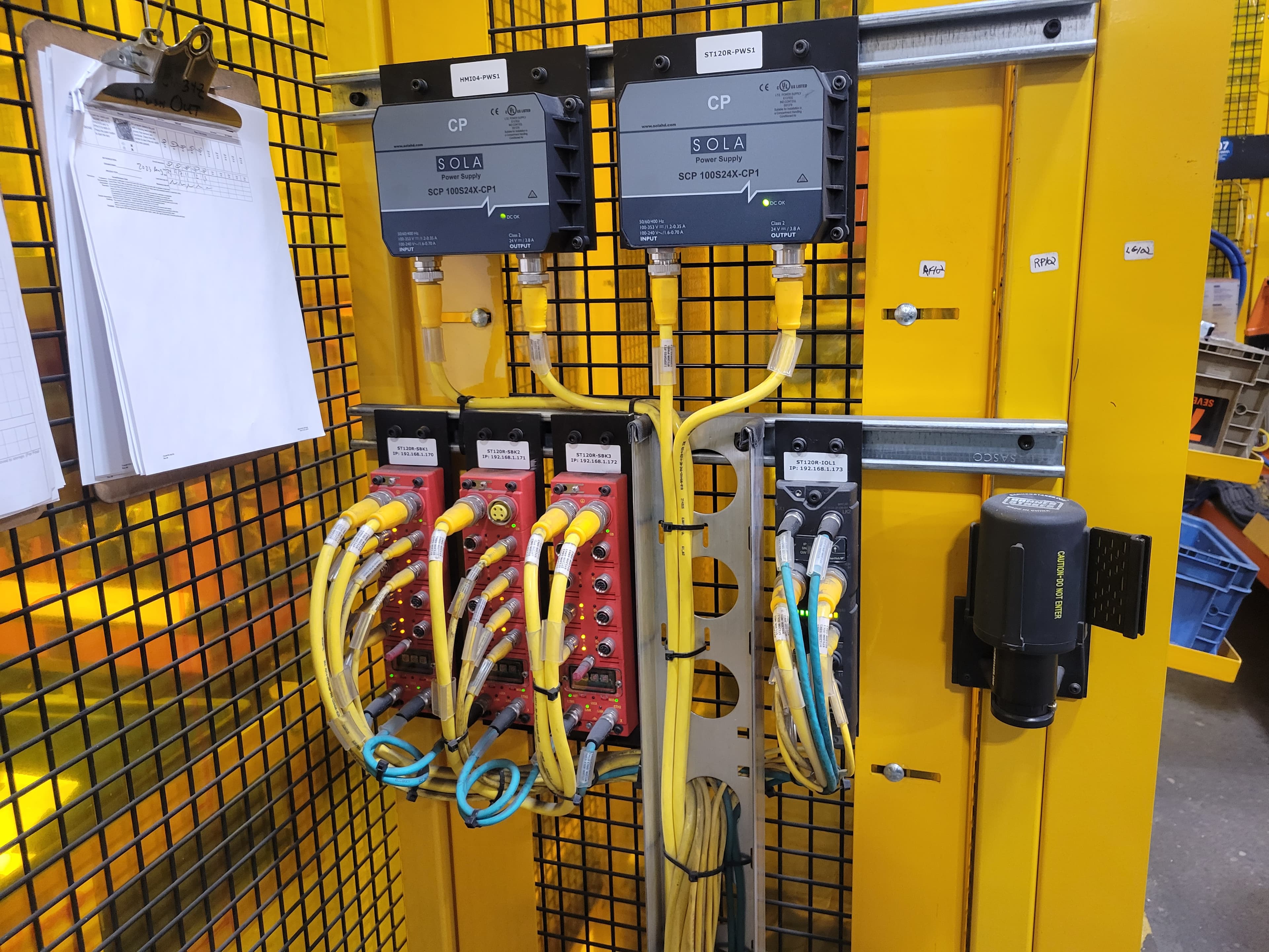 Field-mounted IO and network devices installed on machine guarding